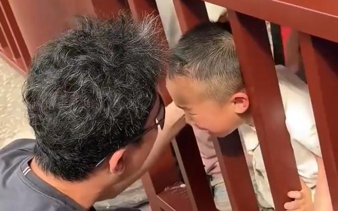 新门内部资料最快更新和男童头卡护栏身亡与小孩头卡栏杆视频