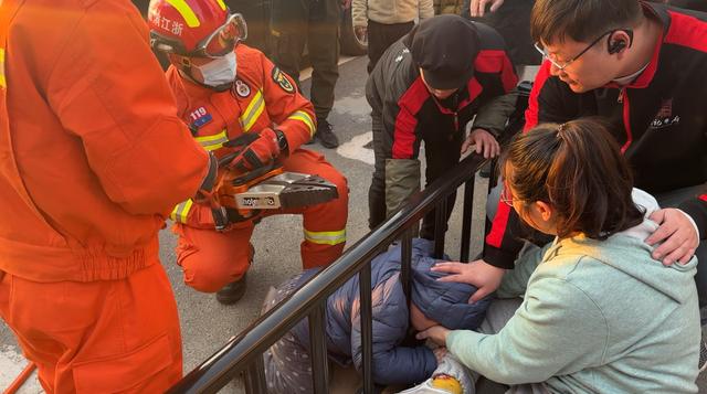 澳门码今晚开什么特号和男童头卡护栏身亡与小孩头卡栏杆视频